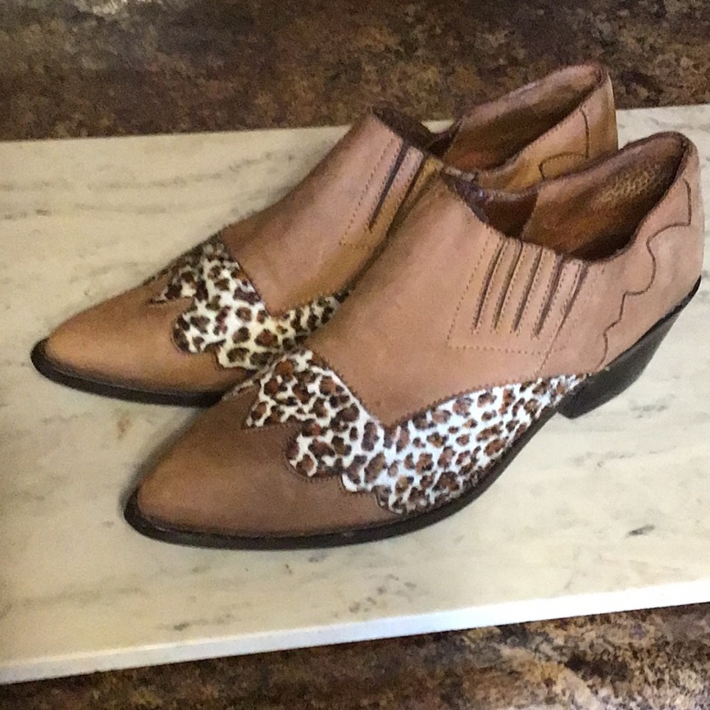 Wild Pair Leopard Print Slip On Pointed Toe Shoes… - image 2